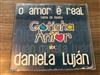 lyssna på nätet Daniela Luján - O Amor É Real Tema Da Novela Gotinha De Amor